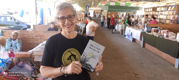 Mara Garin faz sucesso na Feira do Livro