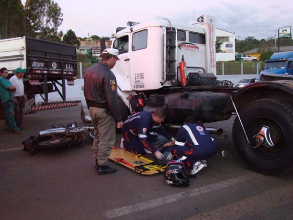 Moto bate contra carreta na Avenida Marcelo Gama