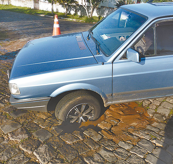 Carro cai em buraco da Corsan