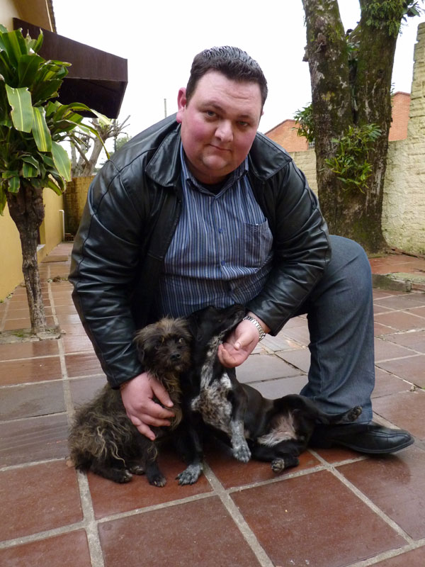 Suspeito de agredir cachorro possui cadela adotada