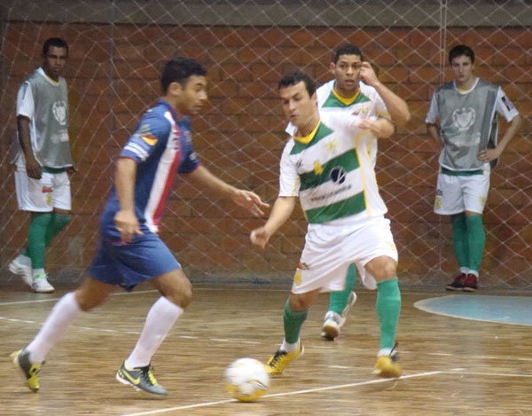 Acafutsal vence Guaíba por 4 a 3 e assume a ponta