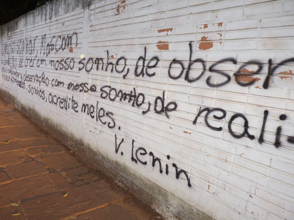 Muro da Rio Jacuí pichado com frase do revolucionário Lenin