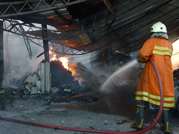 Fogo devasta empresa na zona norte