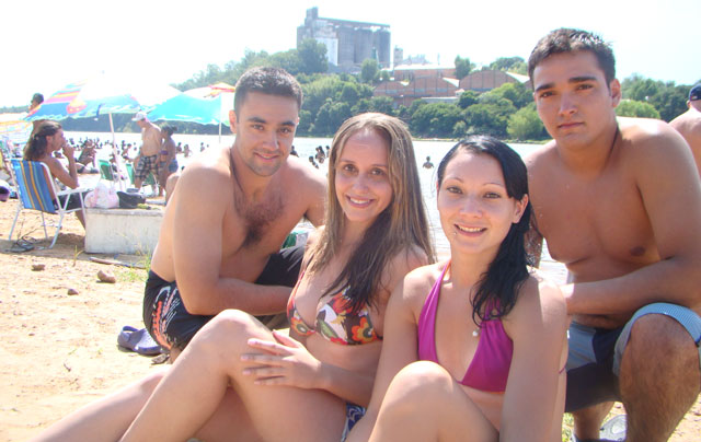 Praia cheia no domingo de Carnaval