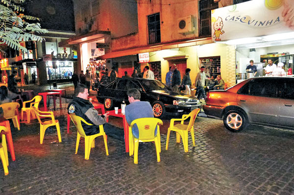 Casquinha bem no meio da rua