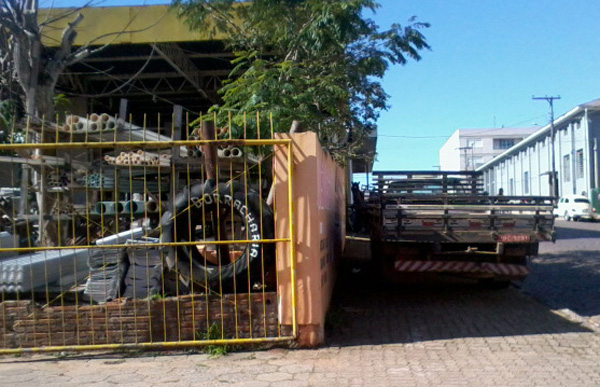 Caminhão sobre calçada na Ricardo Schaurich