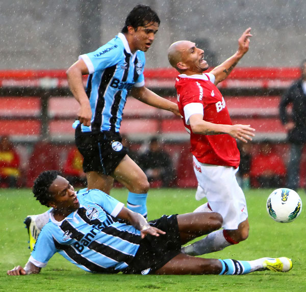 Grêmio bate o Inter por 1 a 0 com gol de Elano