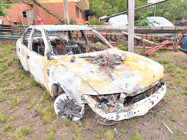 Carro do foragido aparece queimado