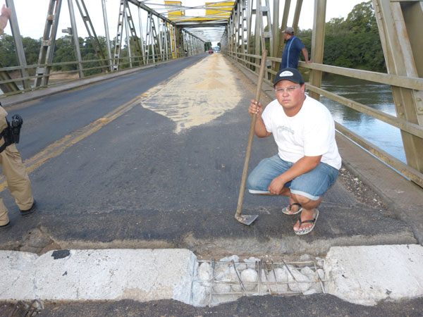 Buraco na Ponte do Fandango faz carreta perder carga de farelo