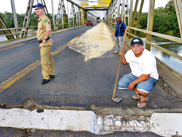 Carreta perde carga na Ponte do Fandango