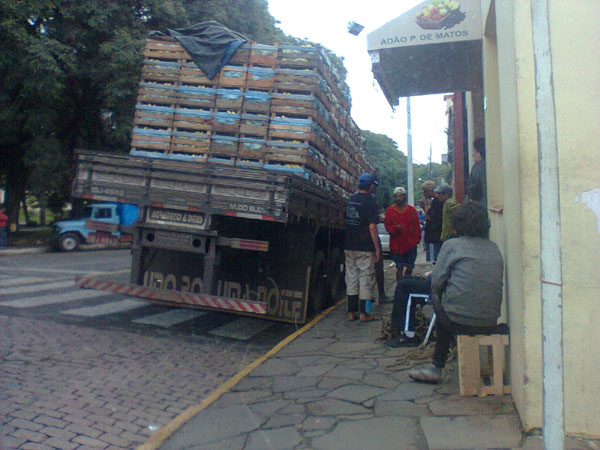 Caminhão atrapalha visão de quem atravessa a Rua Moron