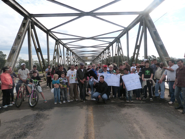 Manifestantes pedem reformas na Ponte do Fandango e segurança na Marcelo Gama