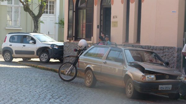 Cruzamento perigoso na entrada da cidade