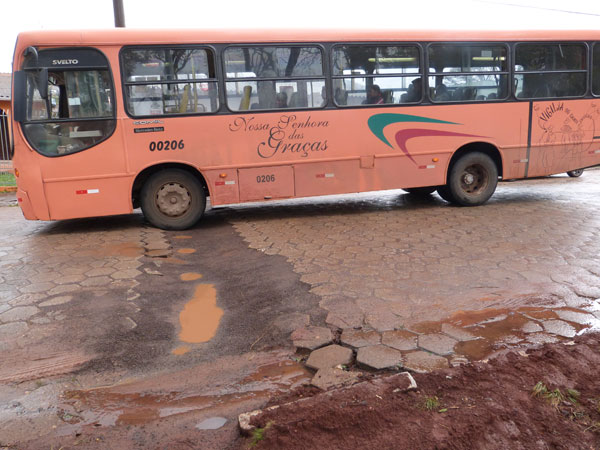 Chuvas transformam valetas da Corsan em alçapões para motoristas