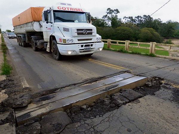 Carro fica trancado em buraco na ponte