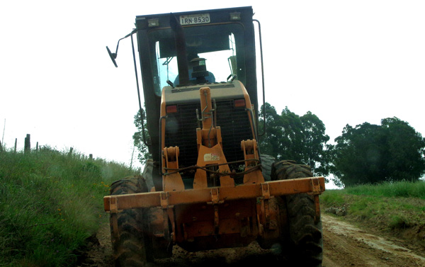 Prefeitura patrola estrada quase deserta no distrito de Capané