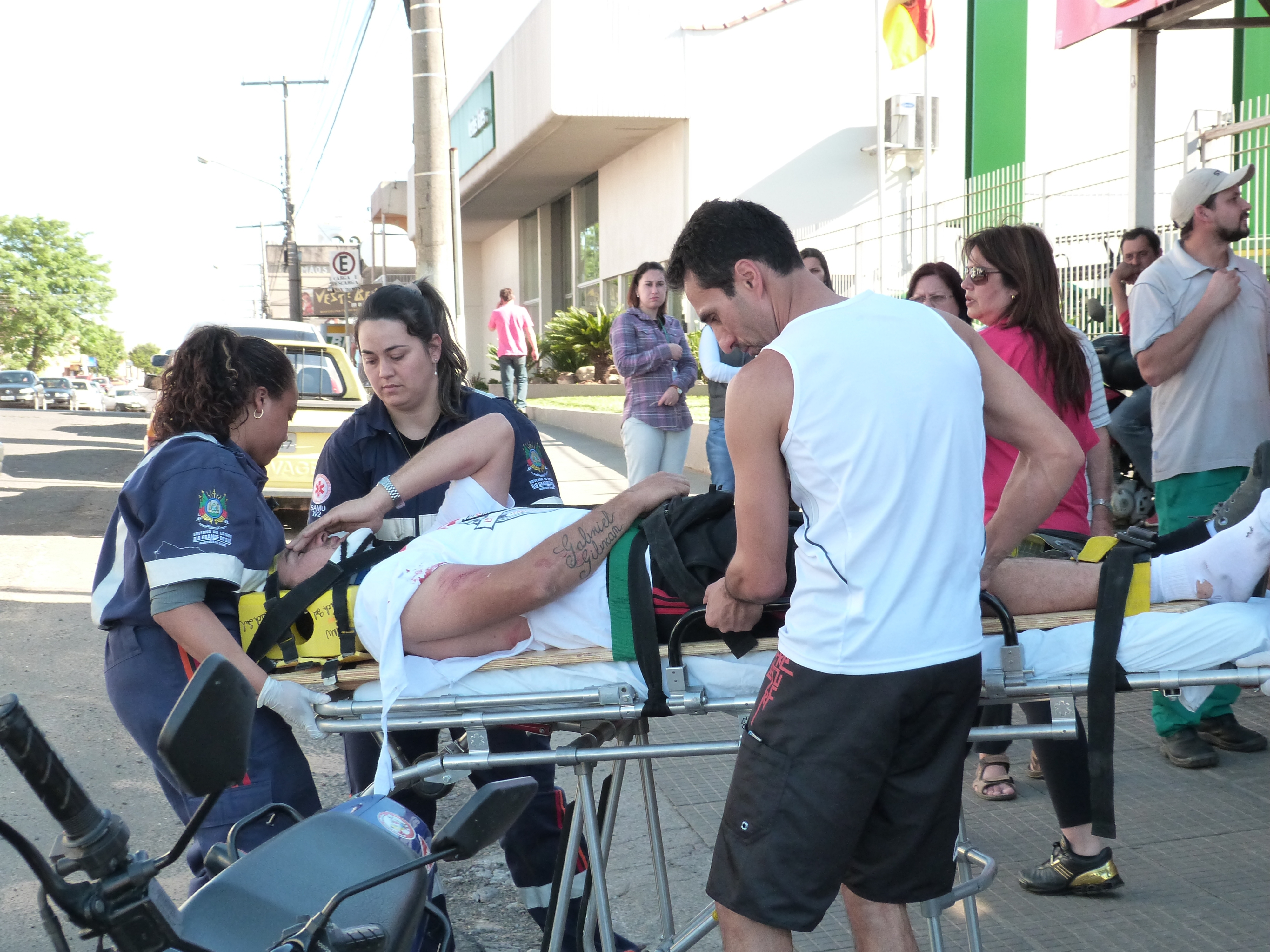 Acidente deixa ferido na Avenida Brasil