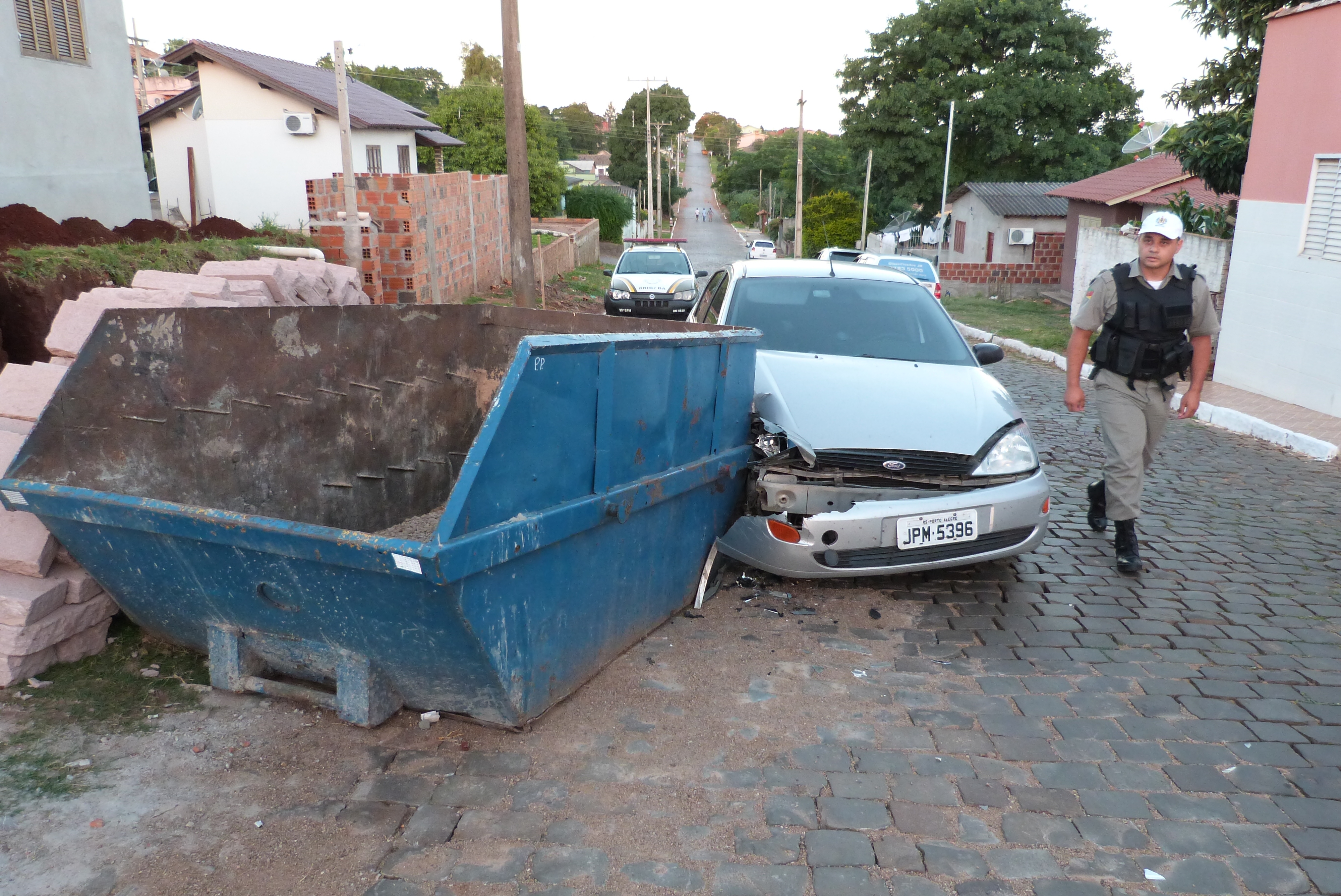 Carro bate contra coletora de entulhos na Tiradentes