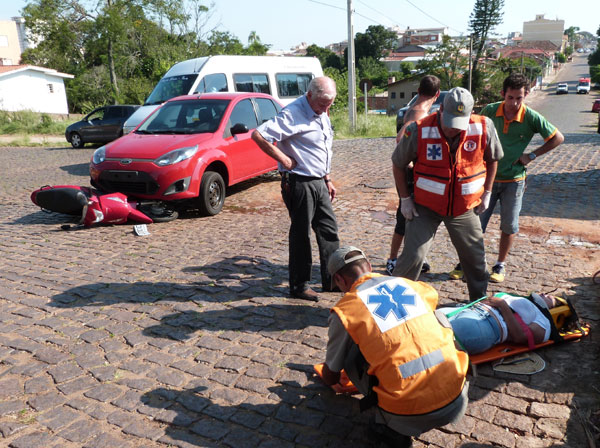 Acidente deixa jovem ferida no Bairro Soares