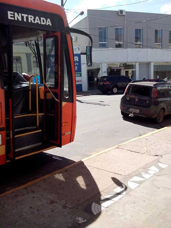 Ônibus bate em carro na parada da Deltasul