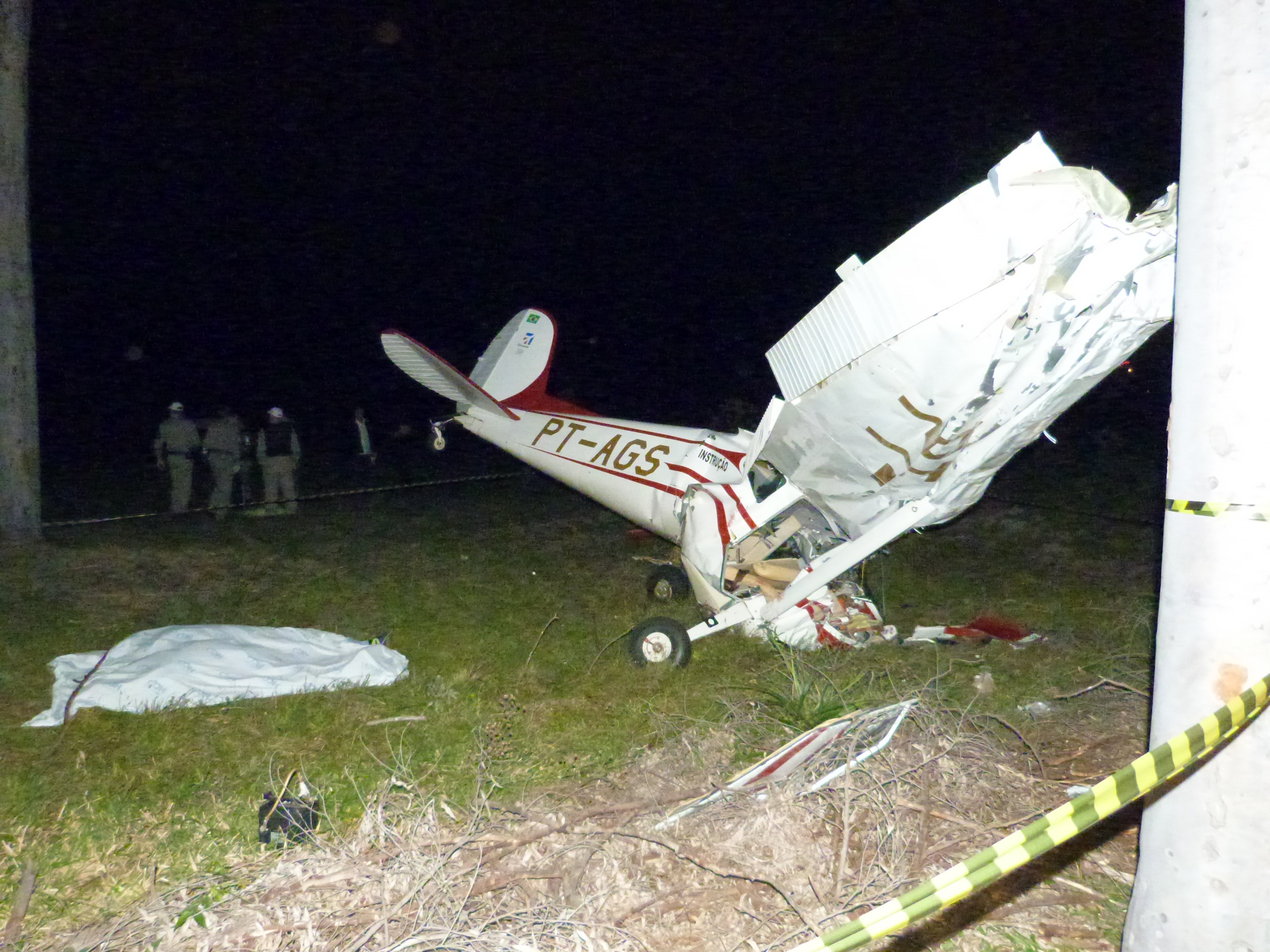 Avião de instrução de voo cai e aluno e professor morrem