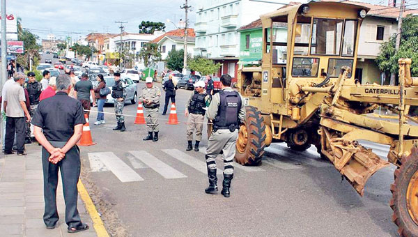 Mulher atropelada por patrola da Prefeitura não resiste e morre