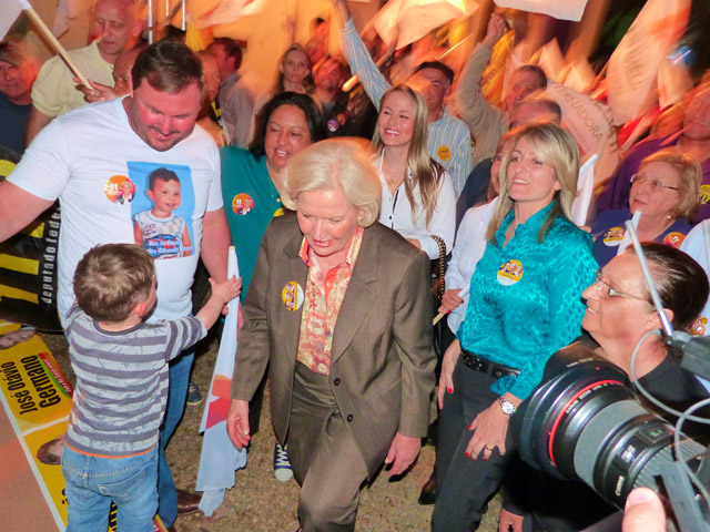 Ana Amélia Lemos é recebida com festa em inauguração de comitê