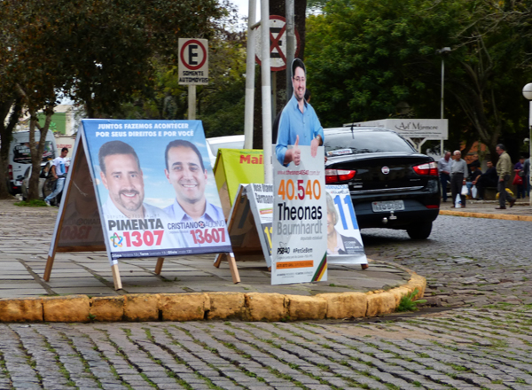 Canteiros da Rua 7 estão tomados de propaganda de candidatos