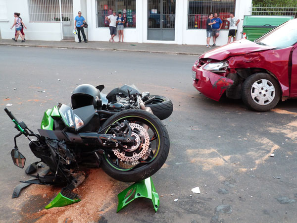 Pancada entre carro e moto na Brasil leva ferido para o HCB