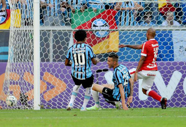 Grêmio goleia o Inter por 4 a 1 e sobe para terceiro