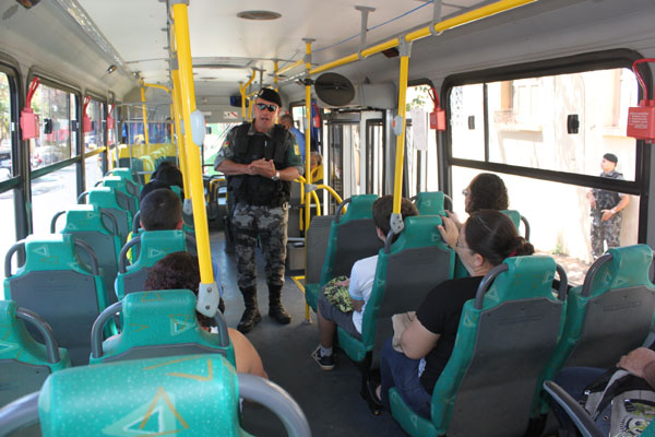 Brigada faz barreiras para fiscalizar ônibus e táxis