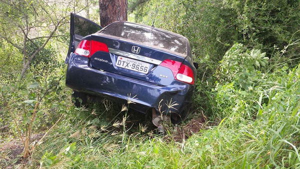 Carro sai da estrada e bate em árvore na BR 153