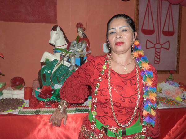 Professora Lourdes se fere gravemente durante ritual com fogo