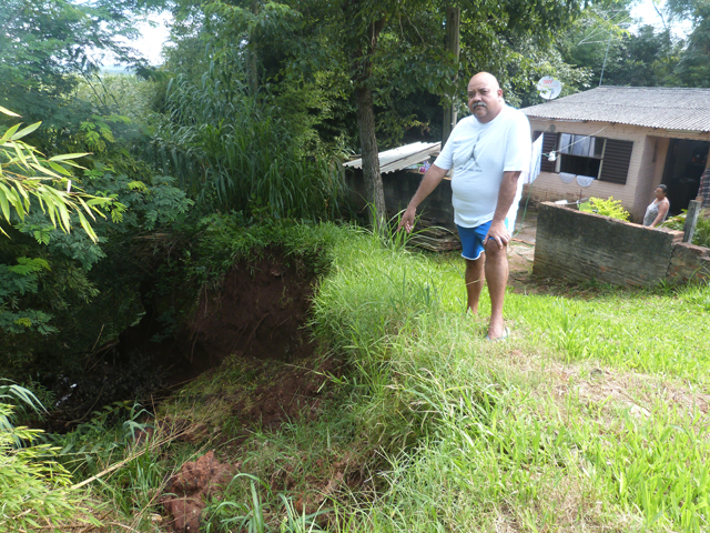 Cratera ameaça engolir casas no Bairro Aldeia