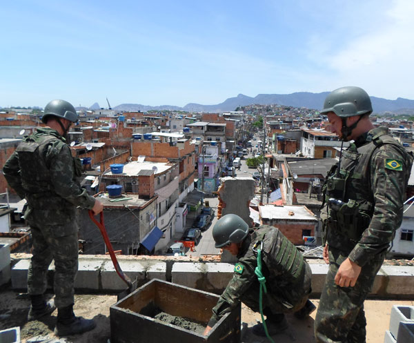 Militares do 3º BECmb cumprem missões nas favelas do Rio