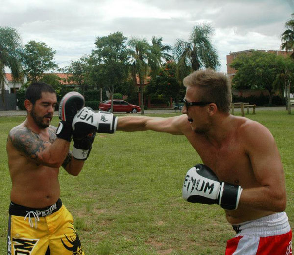 Equipe Elite Thai treinou boxe na Praça Senhorinha Pillar