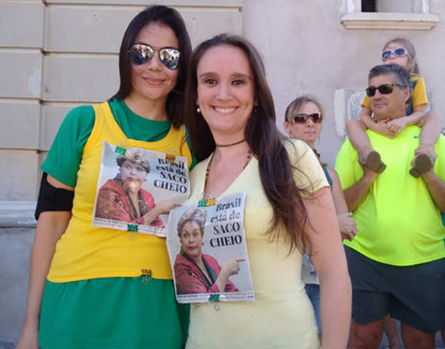 Protesto contra Dilma e o PT reúne pelo menos 1.000 na Praça da Matriz