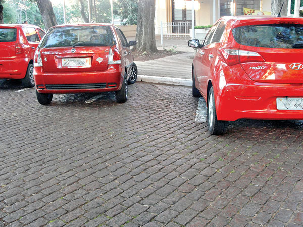 Mau uso do estacionamento oblíquo