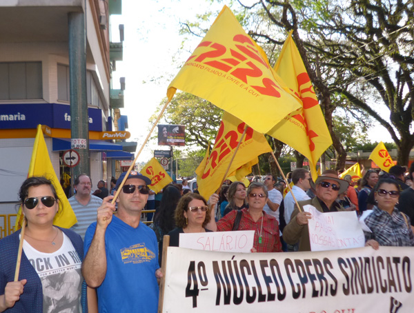 Em protesto contra parcelamento de salários, Cpers tranca a Rua 7