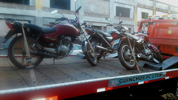 Patrulha Escolar da BM flagra garotos dirigindo motos