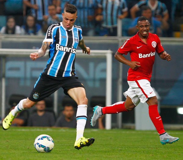 Grêmio atropela o Inter por 5 a 0 e pula para 3º