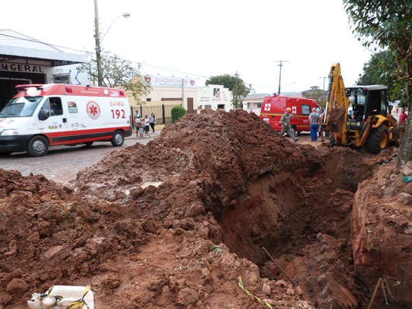 Trabalhador é soterrado em acidente na Avenida Brasil