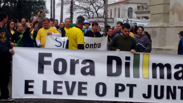 Mobilização contra Dilma reúne 150 pessoas em Cachoeira do Sul