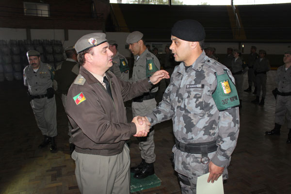 Três policiais são homenageados no aniversário do 35º BPM