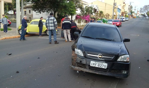 Colisão entre carros leva duas mulheres para o HCB