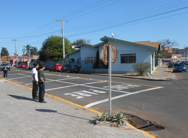 Sinalização horizontal no cruzamento da Aparício Borges com a Alarico Ribeiro