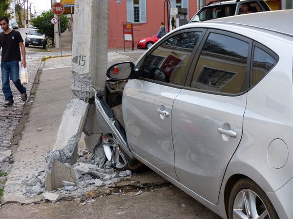 Carro bate e quebra poste na Rua Milan Krás