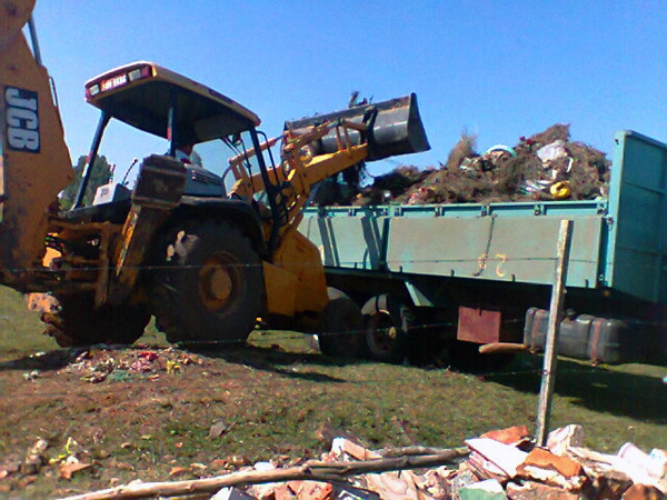 Moradores pagam por serviço em cemitério