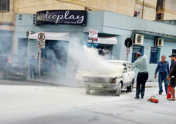 Carro pegou fogo após abastecer em posto na Rua 7 de Setembro