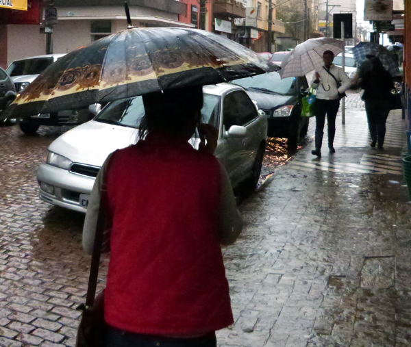 Feriadão com pancadas de chuva